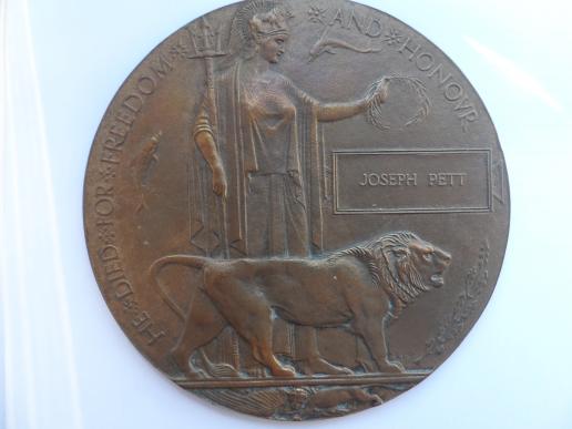 BRONZE MEMORIAL PLAQUE-SECOND LIEUTENANT JOSEPH PETT 2/4TH OX AND BUCKS LIGHT INFANTRY KILLED IN ACTION ON 21 MARCH 1918