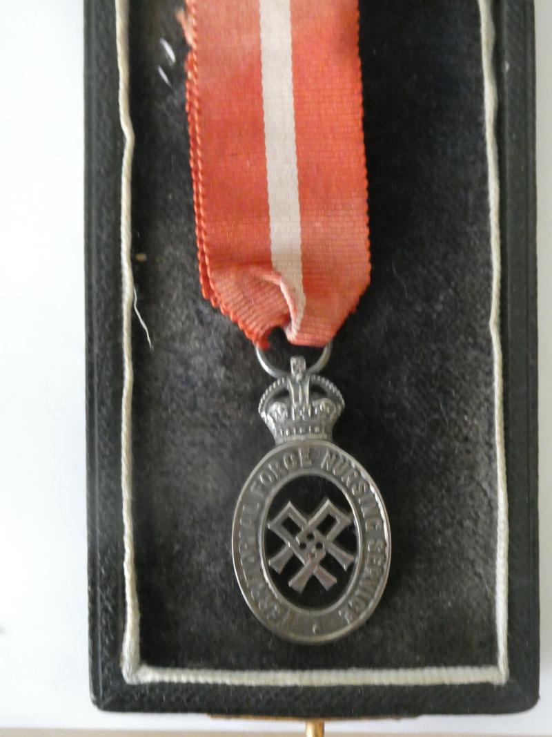 TERRITORIAL FORCE NURSING SERVICE CAPE/TIPPET BADGE IN J R GAUNT BOX