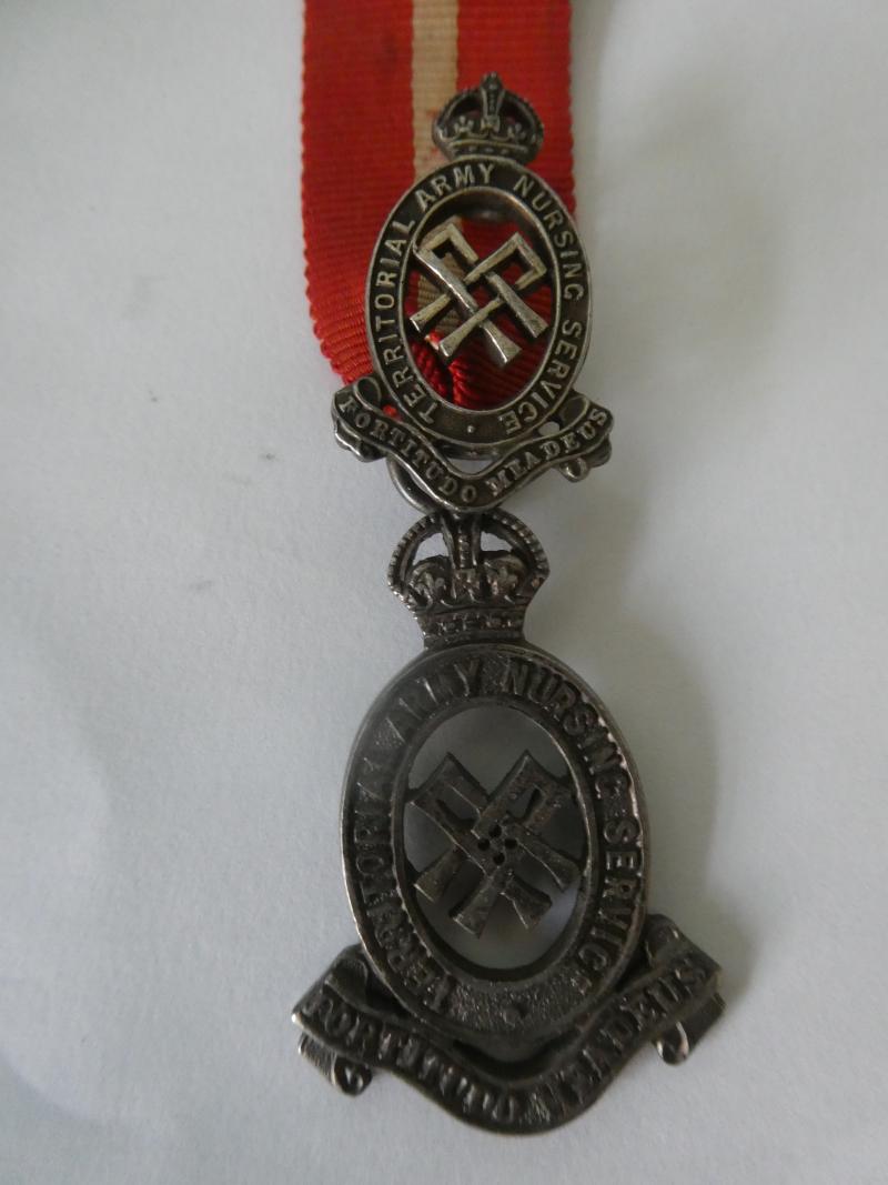 TERRITORIAL ARMY NURSING SERVICE TIPPET/CAPE BADGE AND COLLLAR BADGE