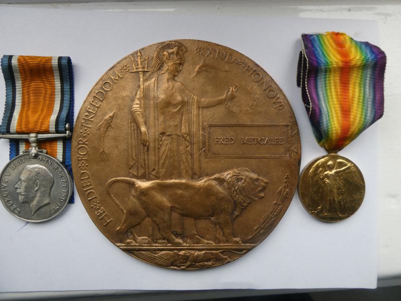 WW1 PAIR AND BRONZE MEMORIAL PLAQUE-TO METCLAFE 2ND BTN DURHAM LIGHT INFANTRY-KILLED IN ACTION  ON 24TH SEPTEMBER 1918-FROM LEEDS