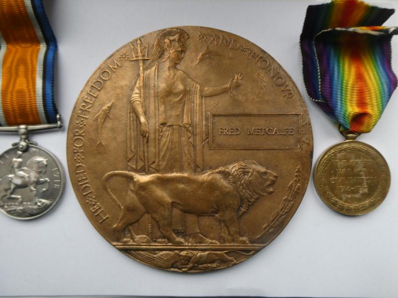 WW1 PAIR AND BRONZE MEMORIAL PLAQUE-TO METCLAFE 2ND BTN DURHAM LIGHT INFANTRY-KILLED IN ACTION ON 24TH SEPTEMBER 1918-FROM LEEDS