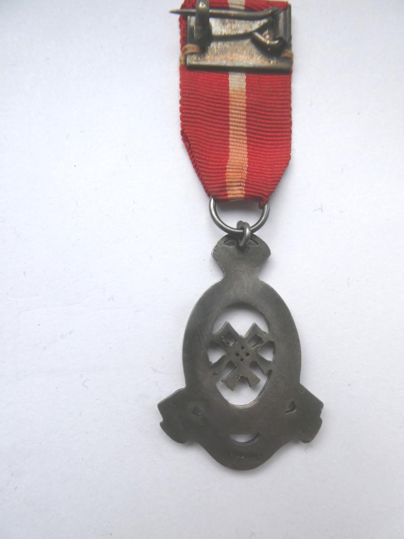 TERRITORIAL ARMY NURSING SERVICE TIPPET OR CAPE BADGE