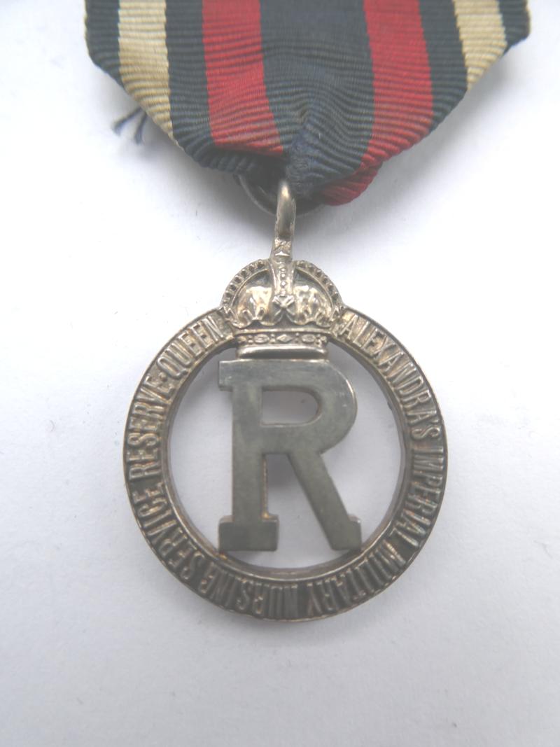 QUEEN ALEXANDRA'S IMPERIAL MILITARY NURSING SERVICE RESERVE TIPPET OR CAPE BADGE