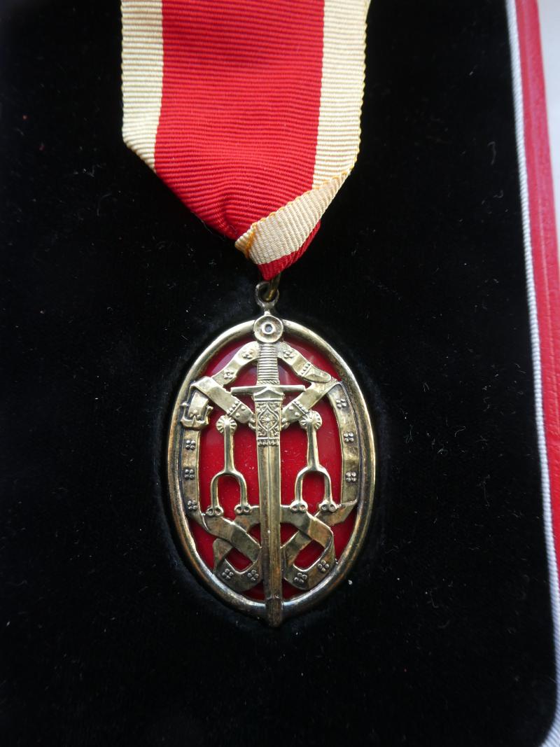 KNIGHT BATCHELORS NECK BADGE IN GARRARD BOX OF ISSUE